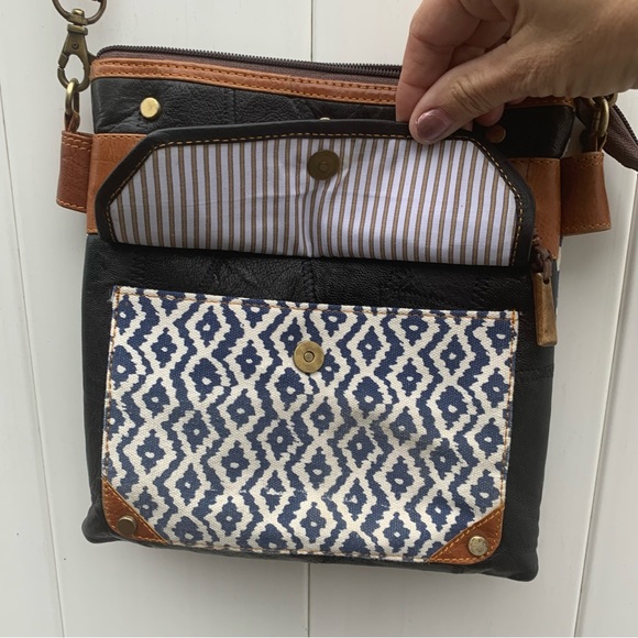 VAAN & CO. Nomad Athens Crossbody - Picture 4 of 16